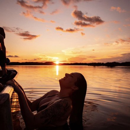 Banho de Rio ao Pôr do Sol